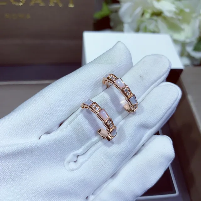 Bagues à boucle en or rose avec incrustations de nacre pavé 8