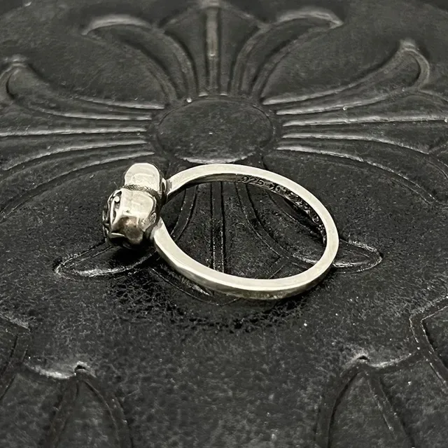 Silver Black Heart-Shaped Ring 3