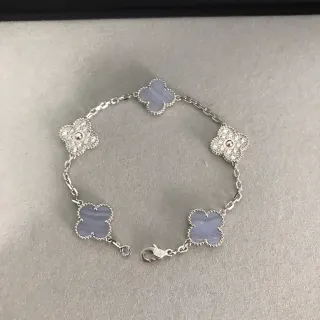 Pulsera de plata azul con cinco motivos en forma de trébol alternando pavé e inlay de ágata