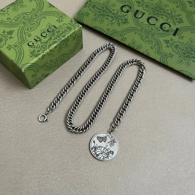 Silver Cable Chain Engraved Circular Pendant Necklace 3