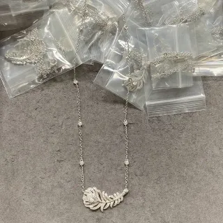 Collier de pendentif de plume d'argent avec pierres pavé-set