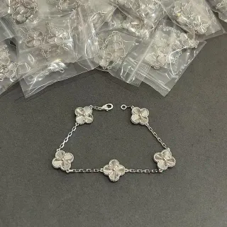 Pulsera de eslabones con encanto floral de plata