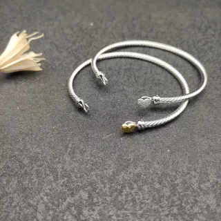 Pulsera de plata y oro con construcción de cable-alambre y cierre de palanca