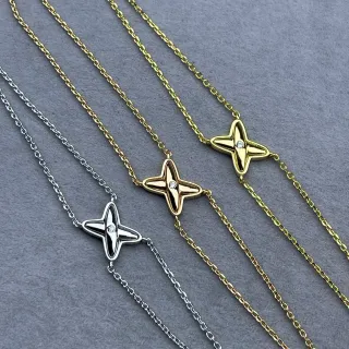 Colar de prata e ouro com pingante em forma de estrela e acento de pedra central
