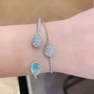 Braceletes de tom prata com gotas Pavé e cabochon