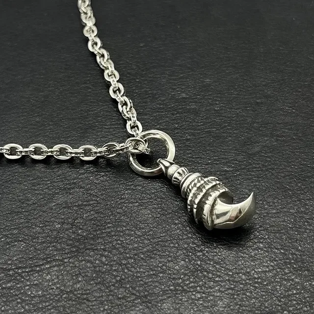 Silver-Toned Claw Pendant Necklace 7