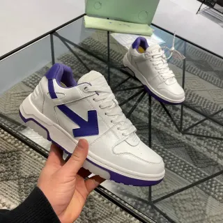Tênis lifestyle brancos e roxos com logo de seta