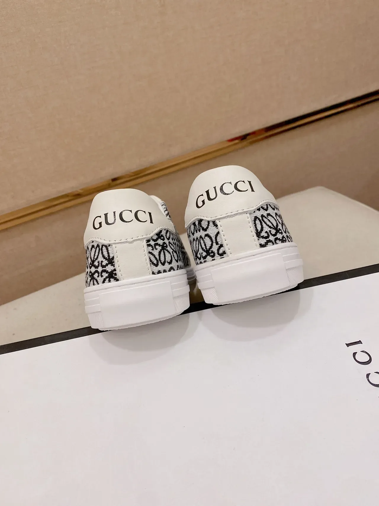 White Black Low-Top Lace-Up Sneakers 3
