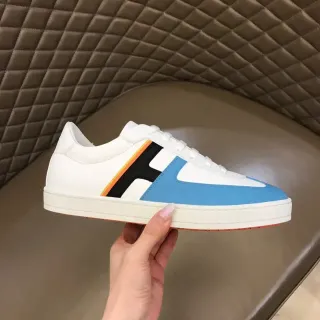 Tênis low-top branco azul preto laranja color-block painelado