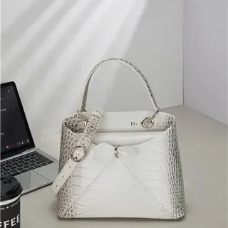 Bolso Boston blanco estructurado con asa superior y croc embossed