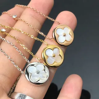 Collier avec pendentif circulaire en or blanc locket avec fleur de nacre en inlay