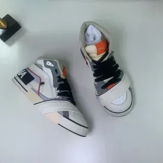 Zapatillas blancas grises naranjas beige de tacón alto con paneles superpuestos y correa