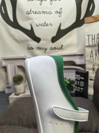 Sapatilhas Mary Jane brancas e verdes em material similar a couro com borda de piping na parte superior 3