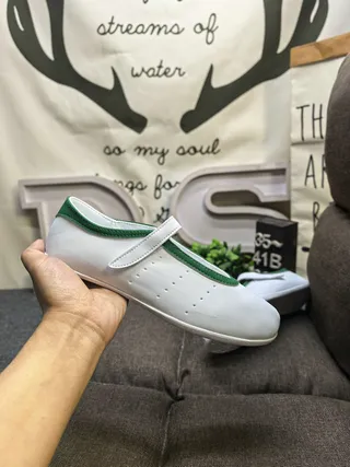 Sapatilhas Mary Jane brancas e verdes em material similar a couro com borda de piping na parte superior 5