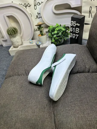 Sapatilhas Mary Jane brancas e verdes em material similar a couro com borda de piping na parte superior 6
