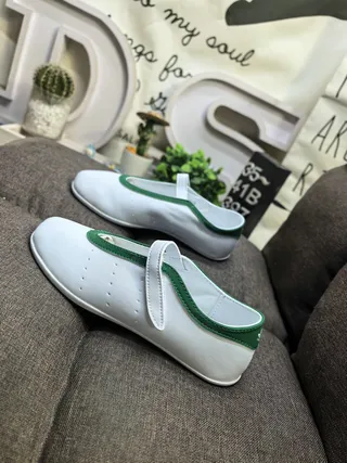 Sapatilhas Mary Jane brancas e verdes em material similar a couro com borda de piping na parte superior 7