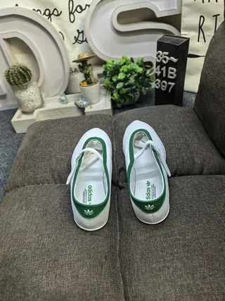Sapatilhas Mary Jane brancas e verdes em material similar a couro com borda de piping na parte superior 8