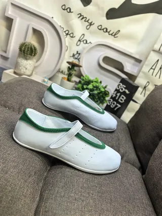 Sapatilhas Mary Jane brancas e verdes em material similar a couro com borda de piping na parte superior 9