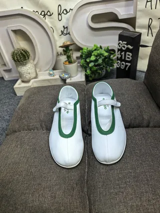 Sapatilhas Mary Jane brancas e verdes em material similar a couro com borda de piping na parte superior 10