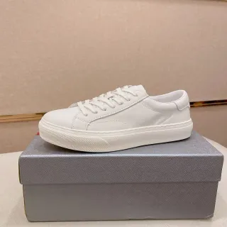 Tênis casual branco de baixo com cadarço
