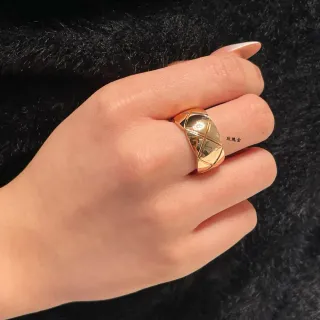 Anillo geométrico ancho con facetas en tono dorado rosa