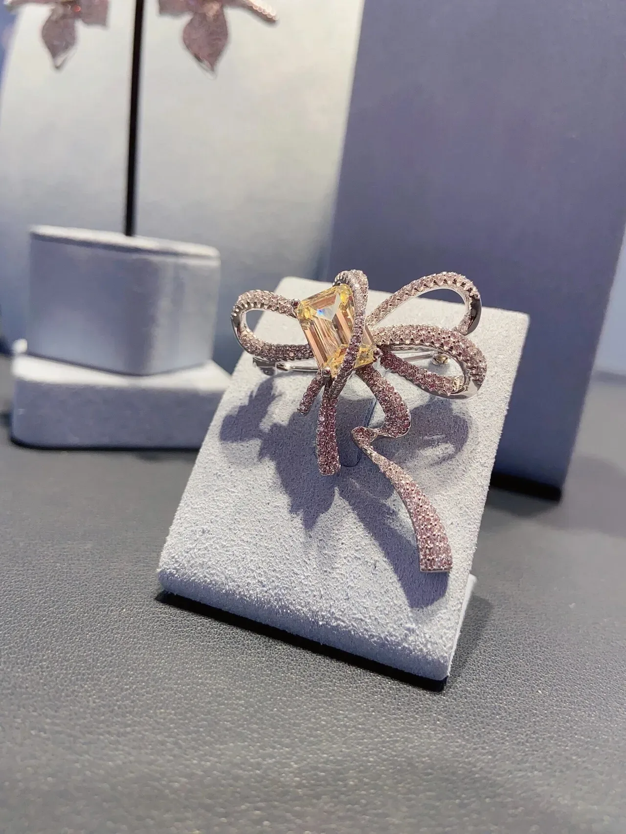 Yellow Gemstone Pavé Ribbon Brooch 5