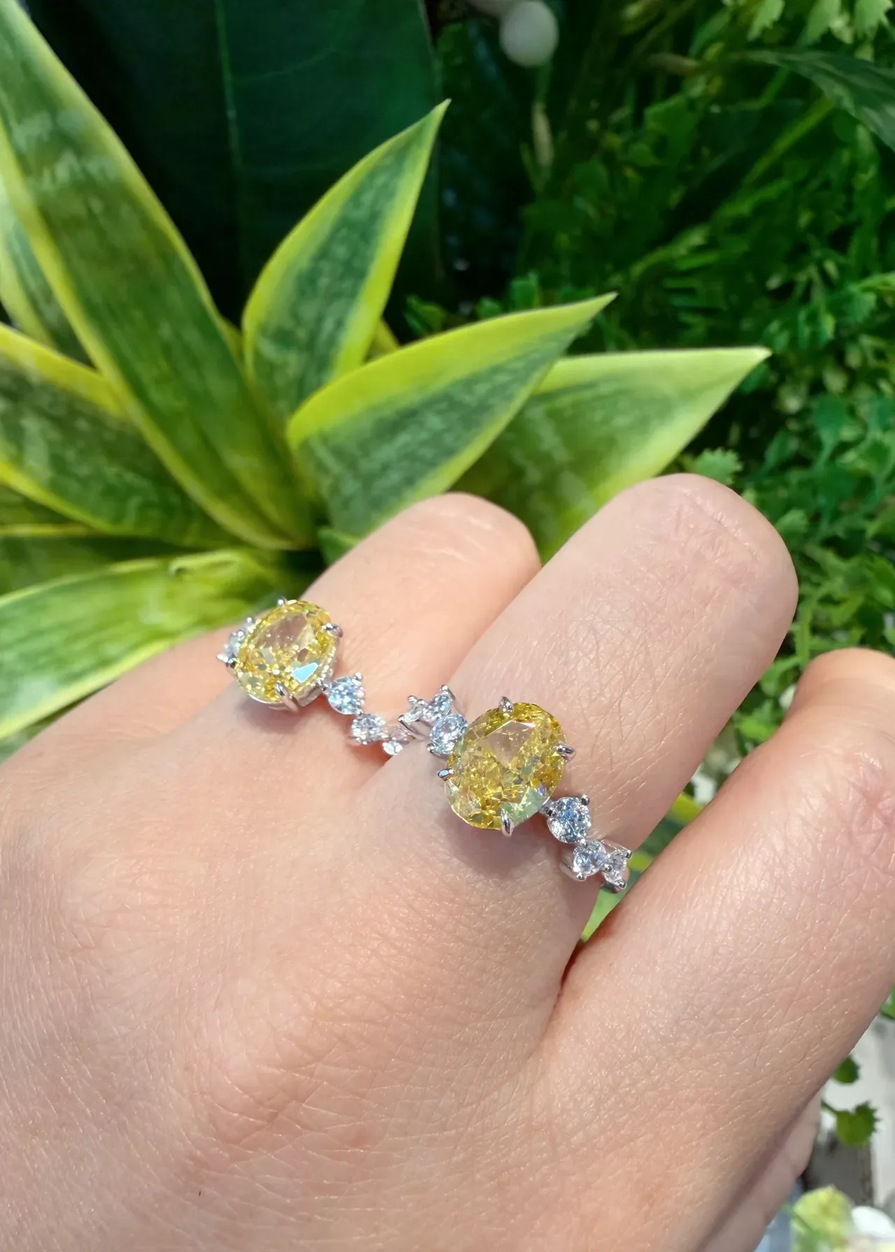 Yellow Silver Oval-Cut Central Gemstone Four-Prong Solitaire Setting Ring 2