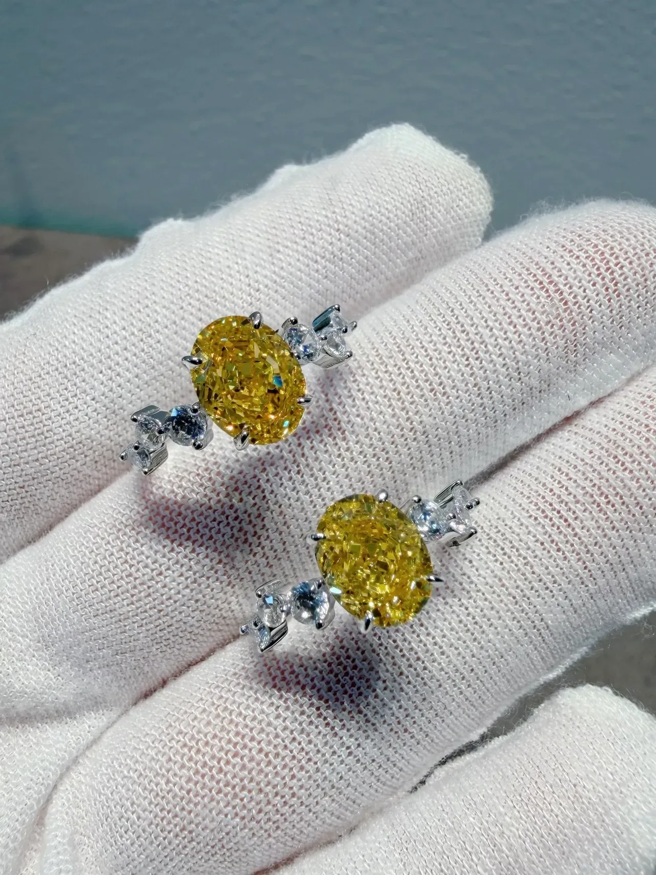 Yellow Silver Oval-Cut Central Gemstone Four-Prong Solitaire Setting Ring 7