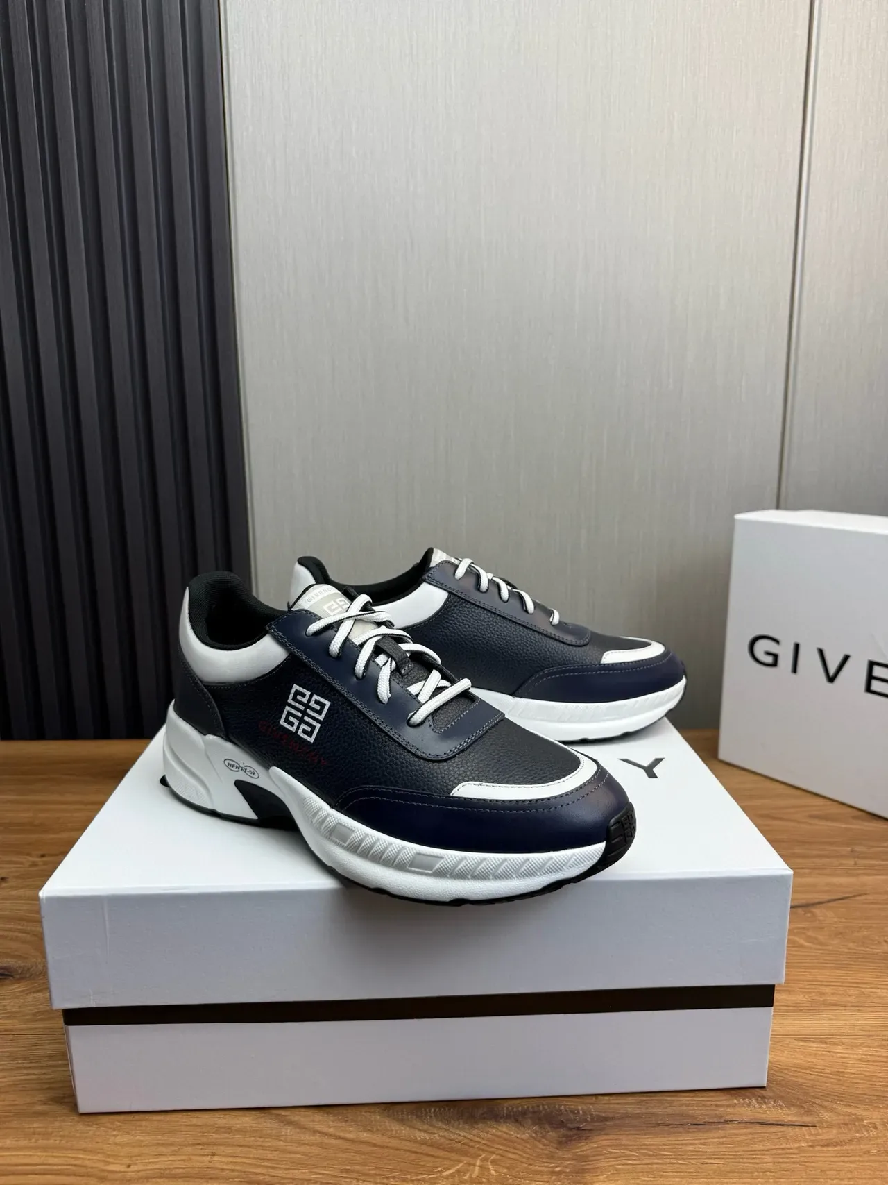 Givenchy sneakers lifestyle couleur marine blanc cuir supérieur panneaux contrastés 2