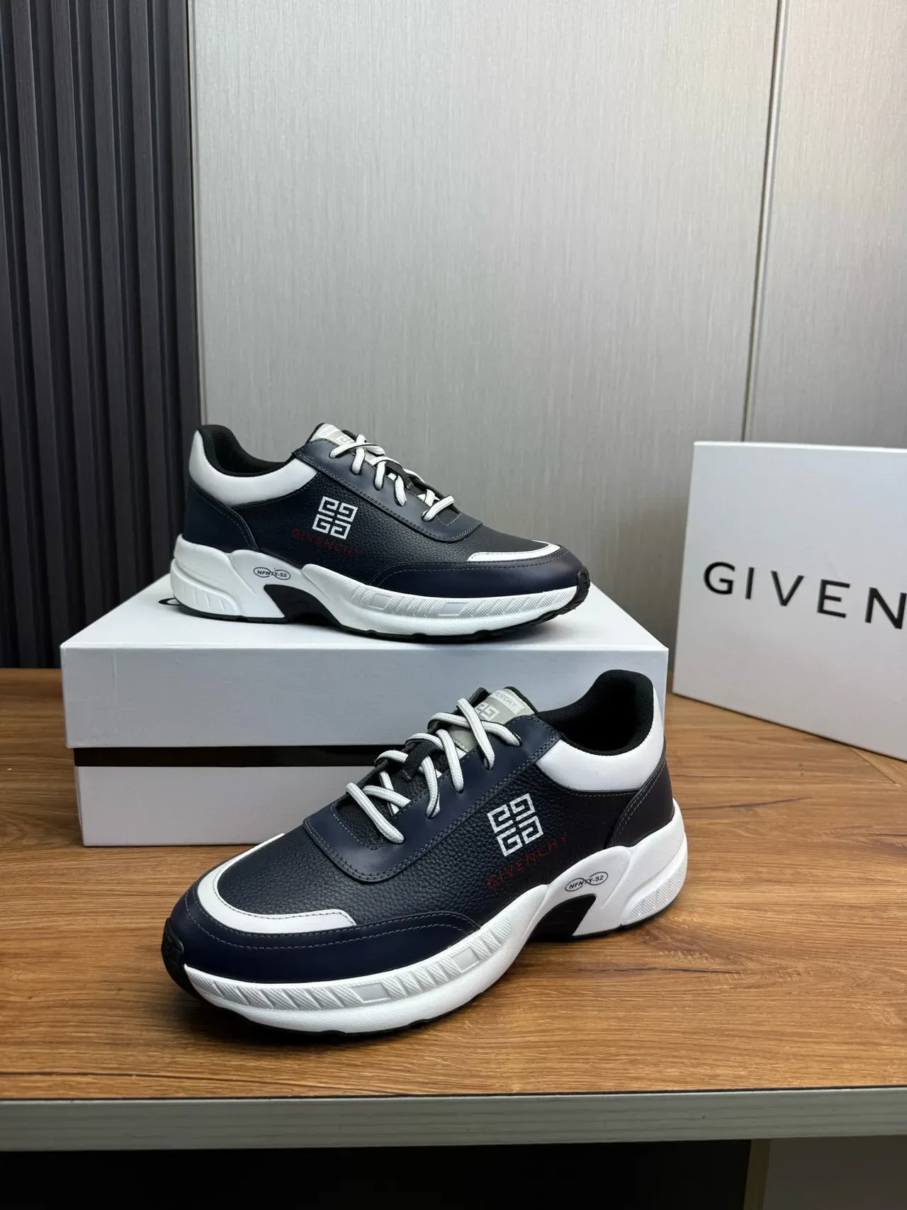 Givenchy sneakers lifestyle couleur marine blanc cuir supérieur panneaux contrastés 3