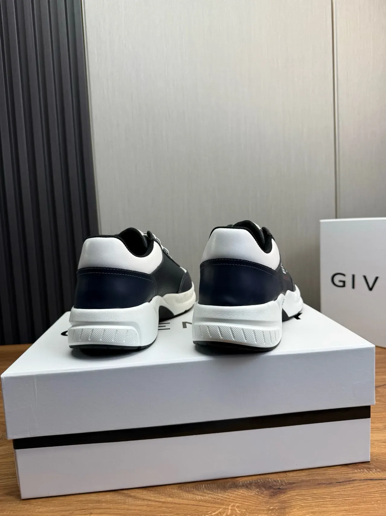 Givenchy sneakers lifestyle couleur marine blanc cuir supérieur panneaux contrastés 4