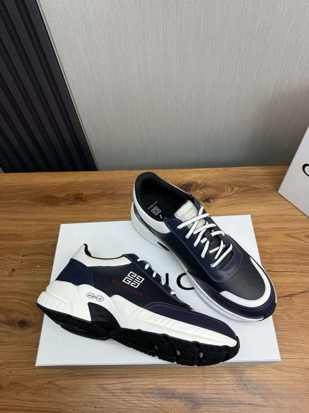 Givenchy sneakers lifestyle couleur marine blanc cuir supérieur panneaux contrastés 5