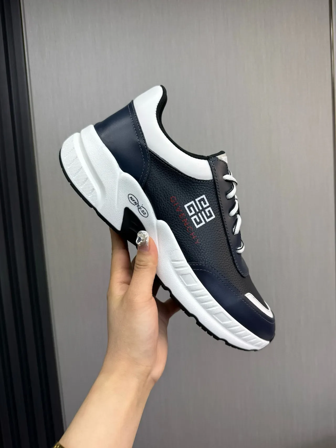 Givenchy sneakers lifestyle couleur marine blanc cuir supérieur panneaux contrastés 6