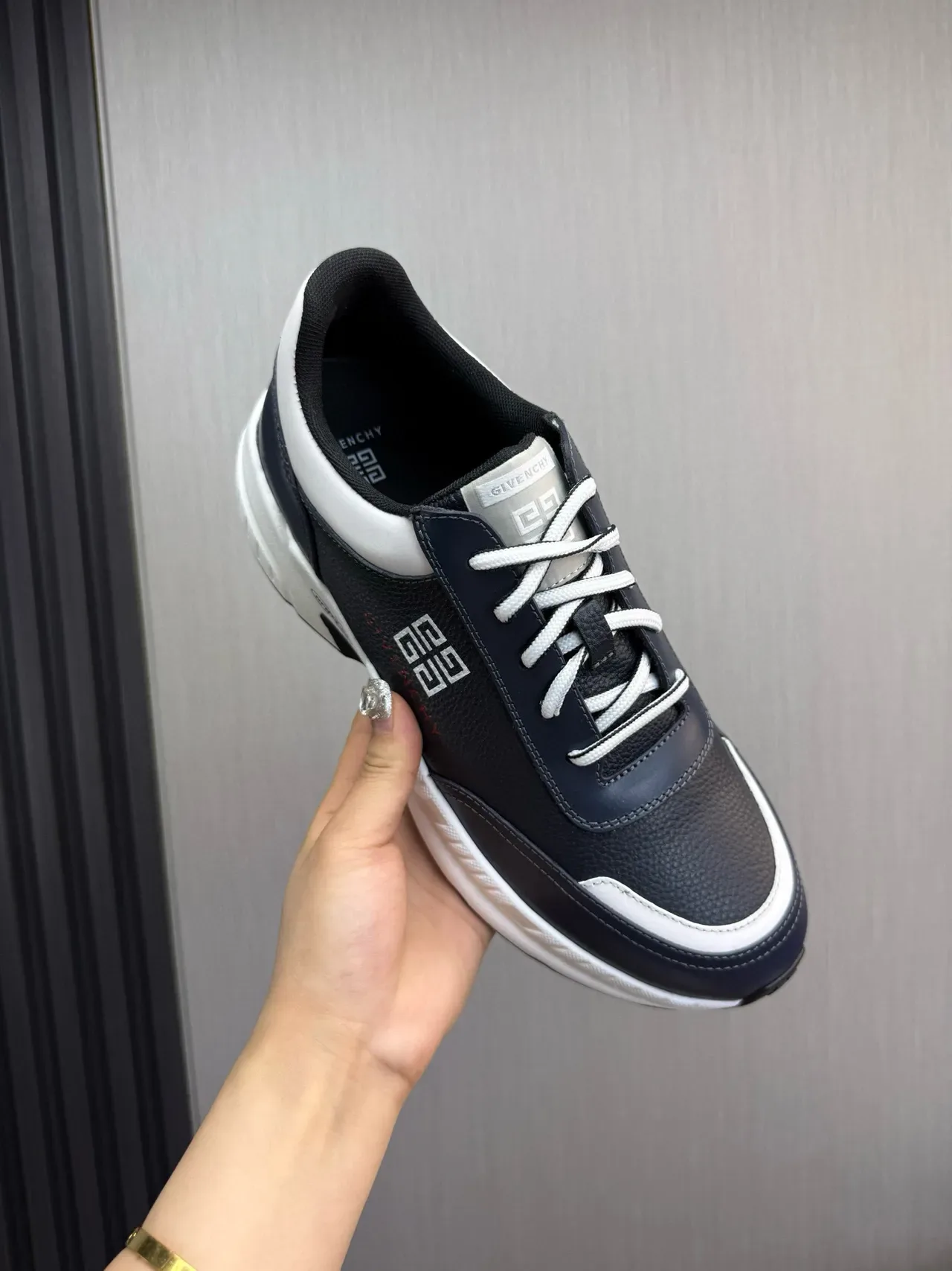 Givenchy sneakers lifestyle couleur marine blanc cuir supérieur panneaux contrastés 7