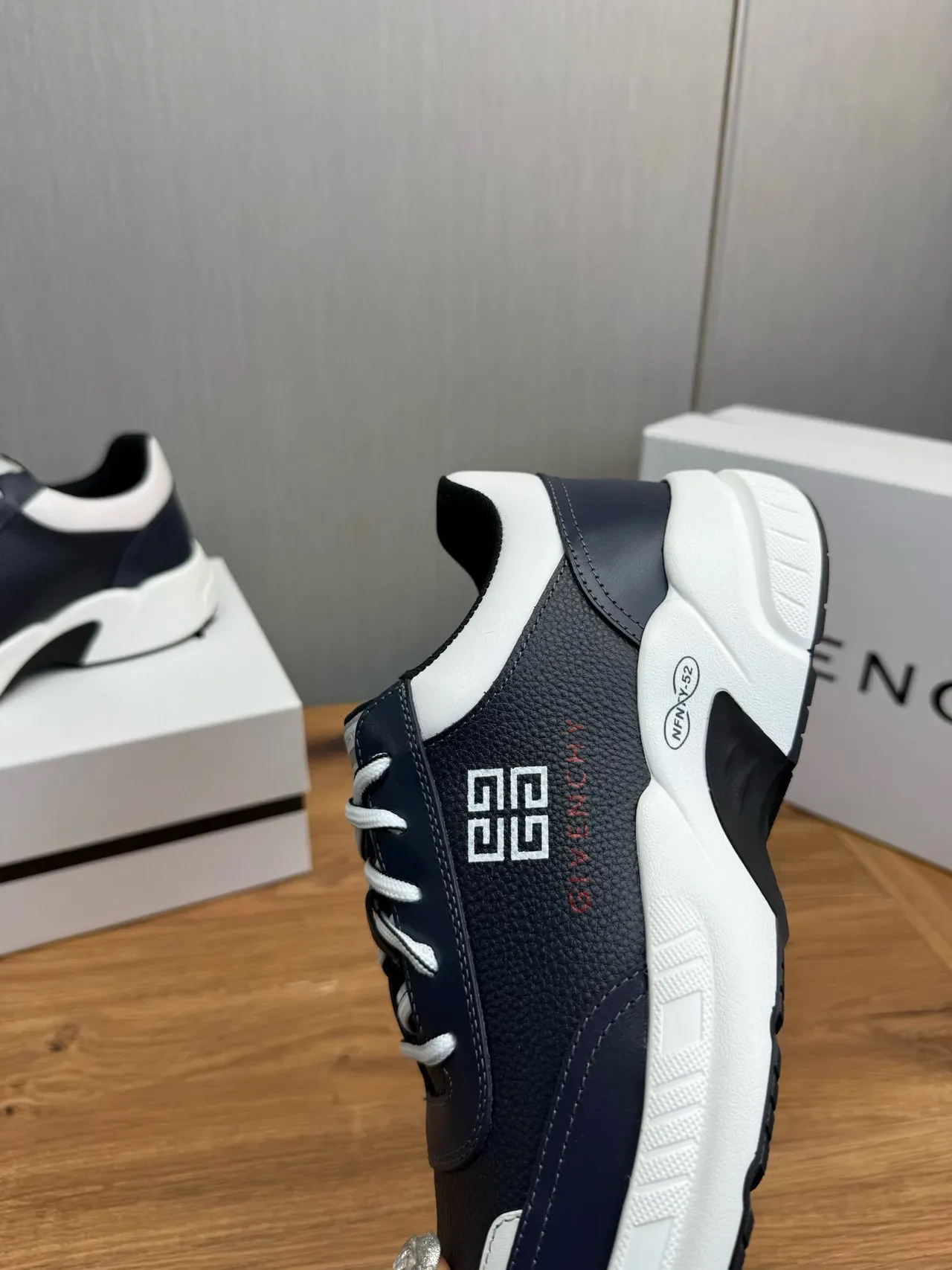Givenchy sneakers lifestyle couleur marine blanc cuir supérieur panneaux contrastés 8