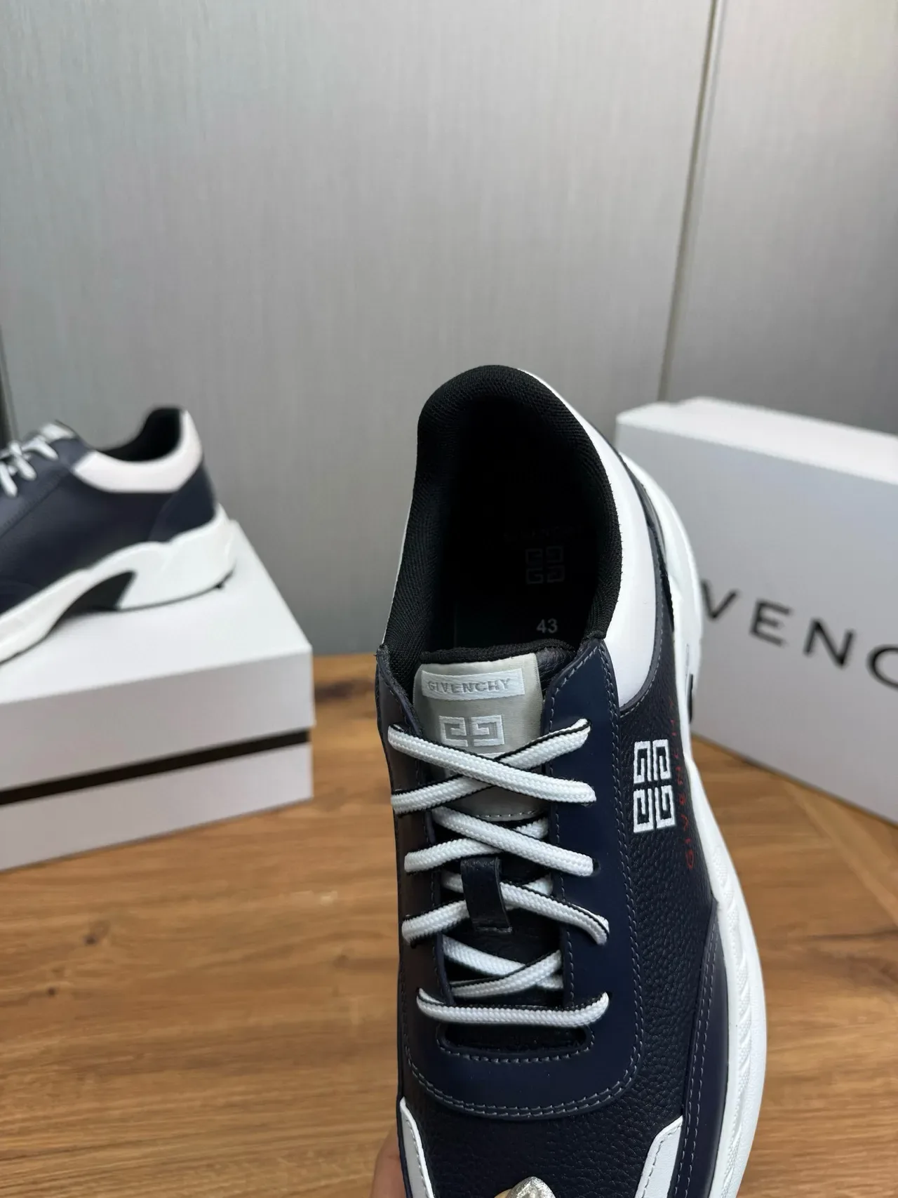 Givenchy sneakers lifestyle couleur marine blanc cuir supérieur panneaux contrastés 9