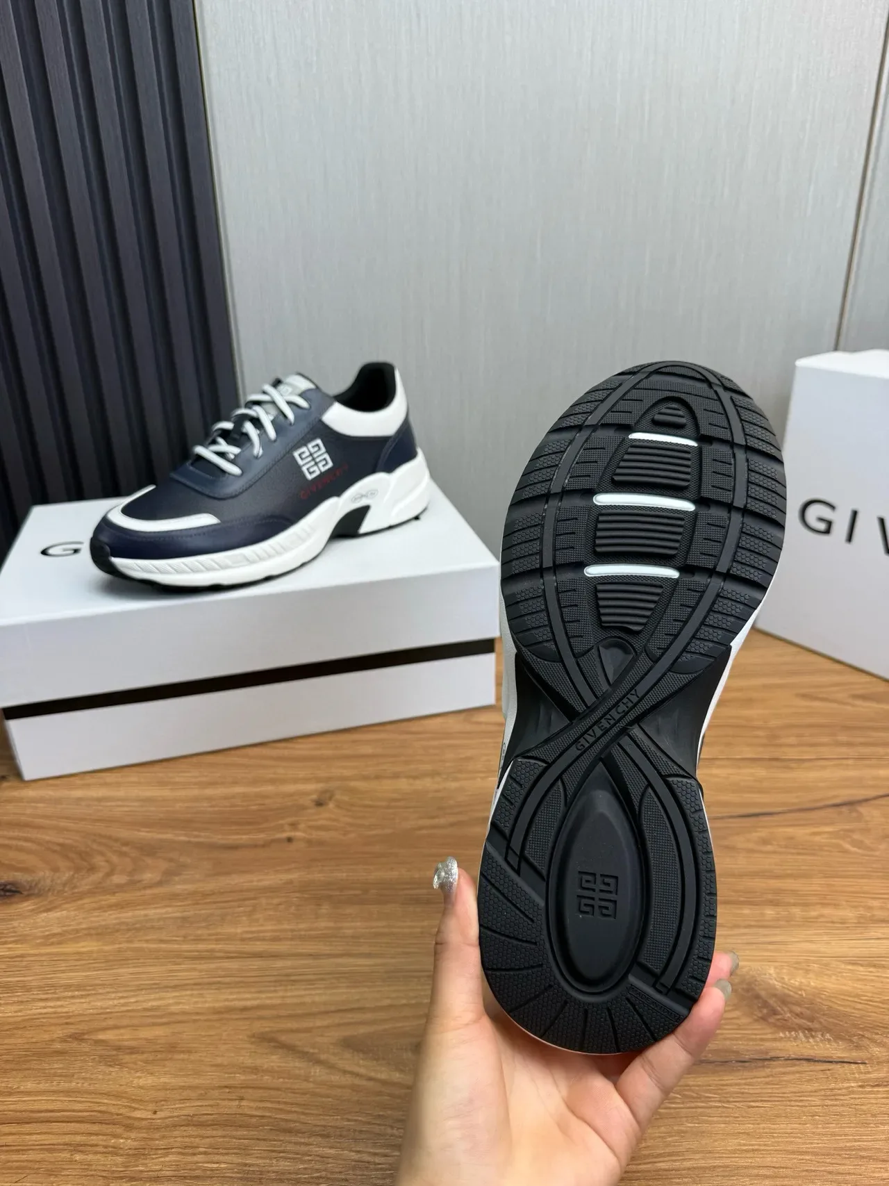 Givenchy sneakers lifestyle couleur marine blanc cuir supérieur panneaux contrastés 10