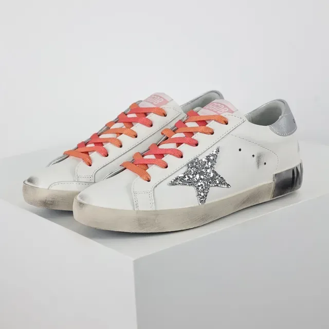 Golden Goose Superstar Sneakers lifestyle en cuir blanc usé avec étoile pailletée 2