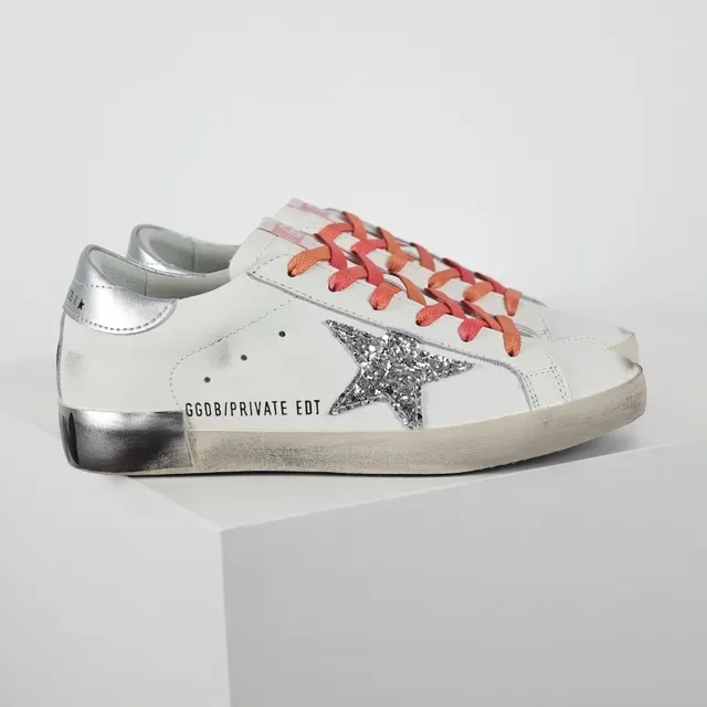 Golden Goose Superstar Sneakers lifestyle en cuir blanc usé avec étoile pailletée 3