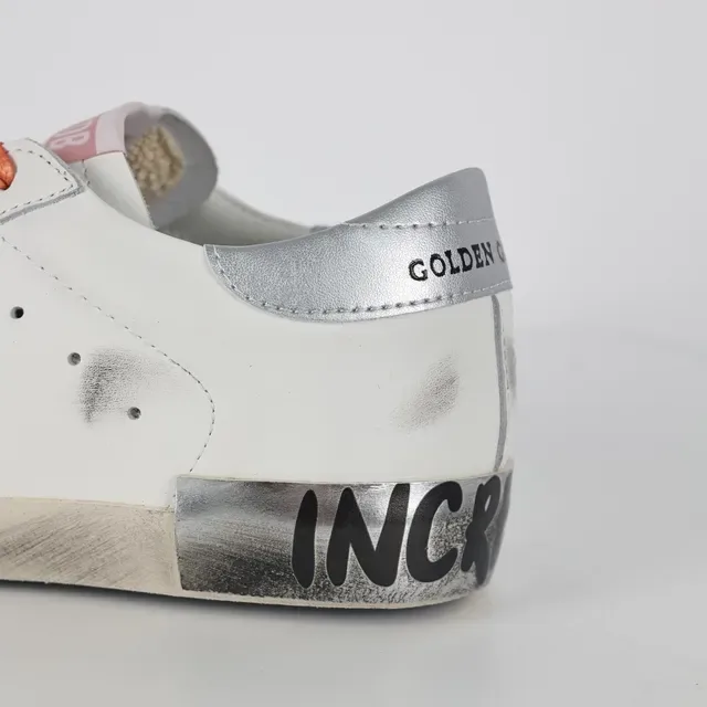Golden Goose Superstar Sneakers lifestyle en cuir blanc usé avec étoile pailletée 4