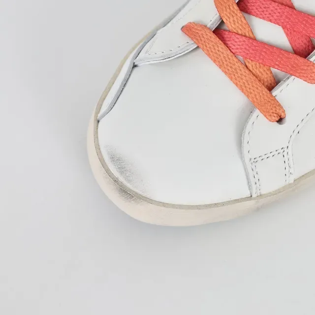 Golden Goose Superstar Sneakers lifestyle en cuir blanc usé avec étoile pailletée 5