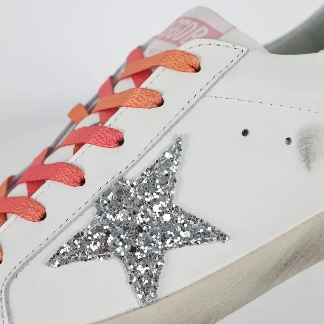 Golden Goose Superstar Sneakers lifestyle en cuir blanc usé avec étoile pailletée 6