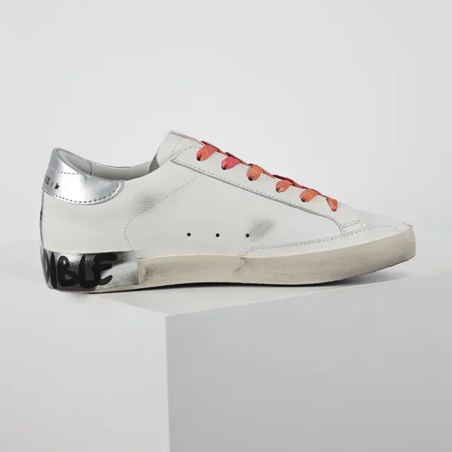 Golden Goose Superstar Sneakers lifestyle en cuir blanc usé avec étoile pailletée 7