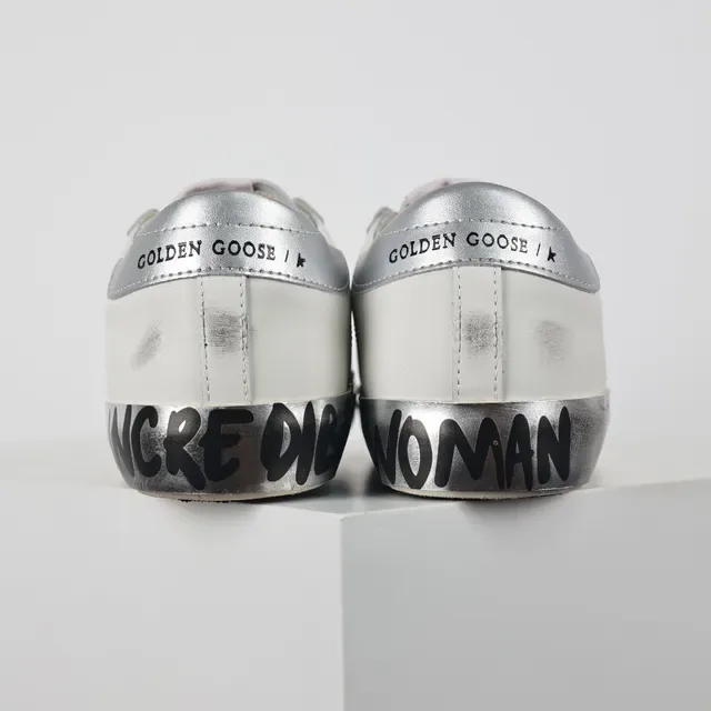 Golden Goose Superstar Sneakers lifestyle en cuir blanc usé avec étoile pailletée 8