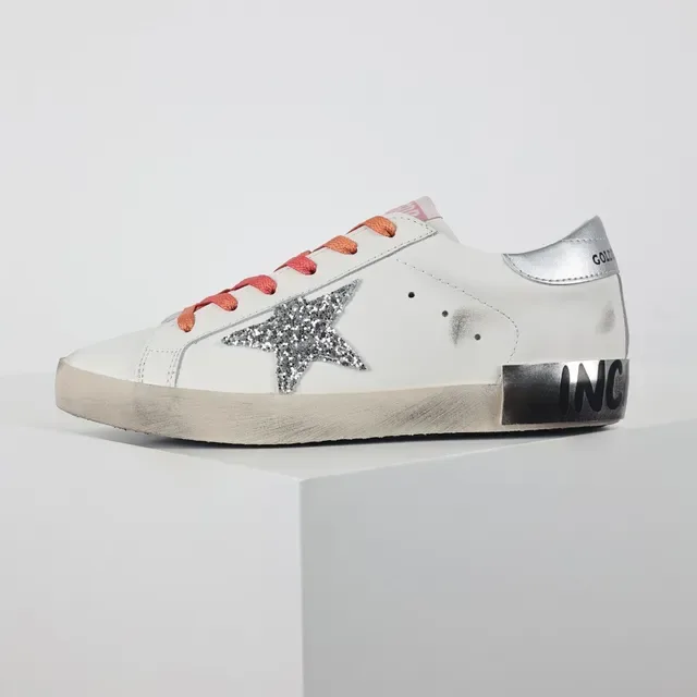 Golden Goose Superstar Sneakers lifestyle en cuir blanc usé avec étoile pailletée 9