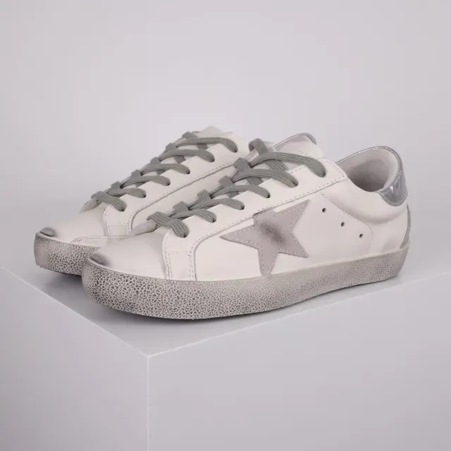 Golden Goose Superstar sneakers lifestyle blanc gris usé semelle caoutchouc étiquette talon métallique 2