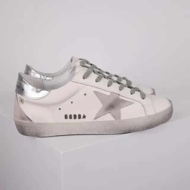 Golden Goose Superstar sneakers lifestyle blanc gris usé semelle caoutchouc étiquette talon métallique 3