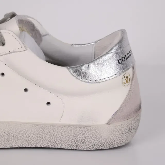 Golden Goose Superstar sneakers lifestyle blanc gris usé semelle caoutchouc étiquette talon métallique 4