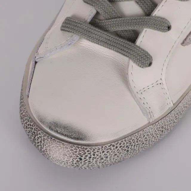 Golden Goose Superstar sneakers lifestyle blanc gris usé semelle caoutchouc étiquette talon métallique 5