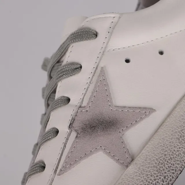 Golden Goose Superstar sneakers lifestyle blanc gris usé semelle caoutchouc étiquette talon métallique 6